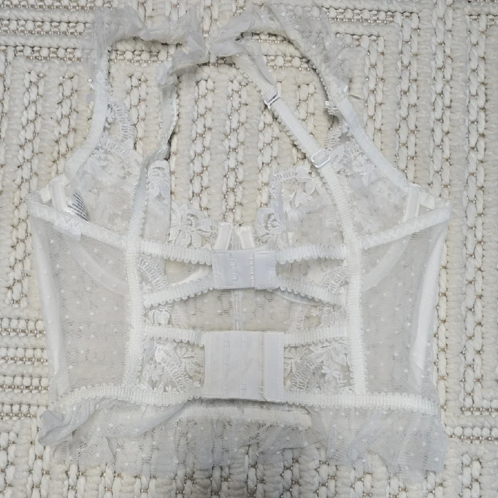 Elegant Lace Bustier in White - Picture 6 of 8